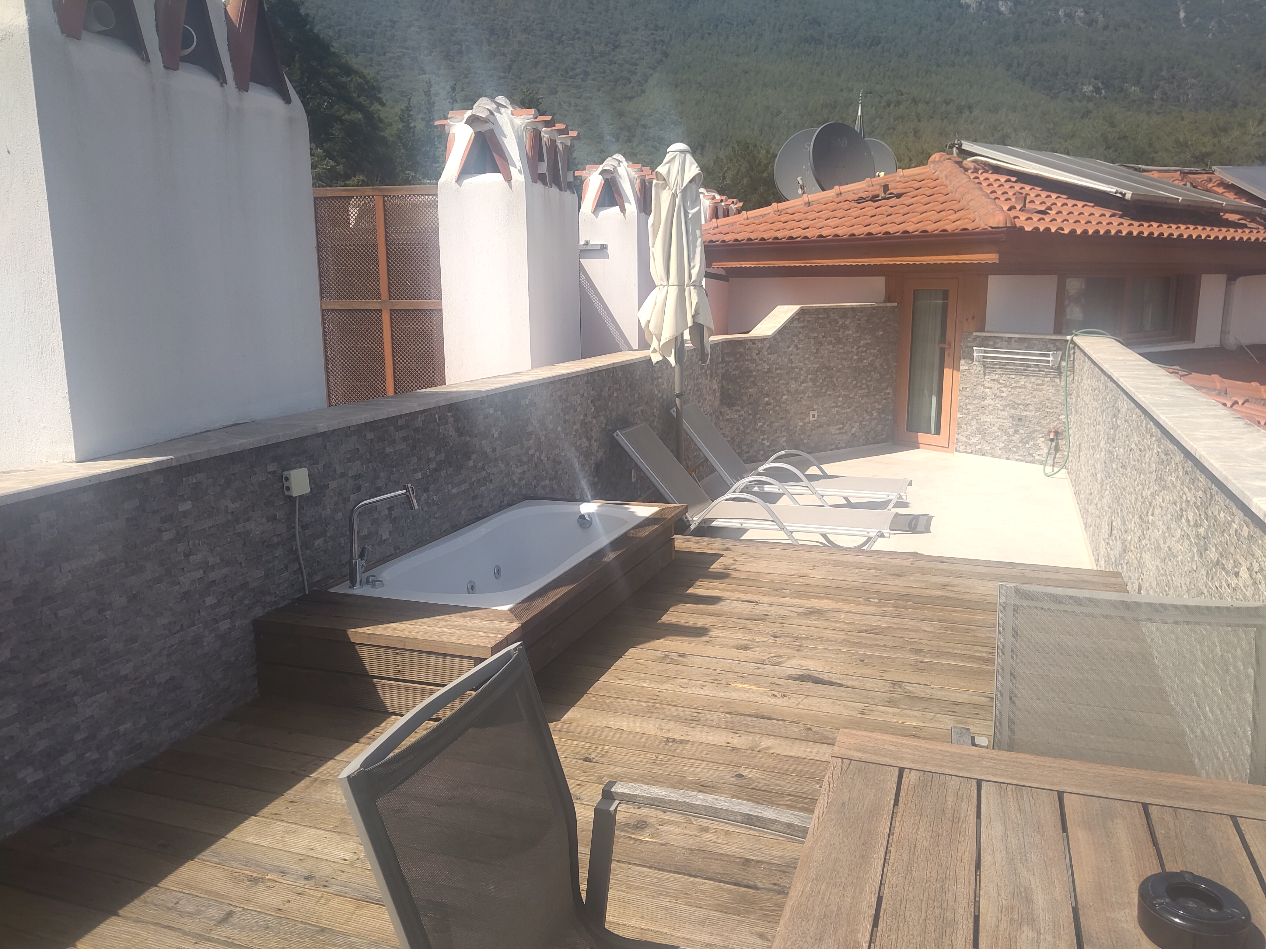 Deluxe-2 Oda (Terası Jakuzili)