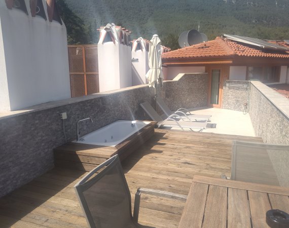 Deluxe-2 Oda (Terası Jakuzili)