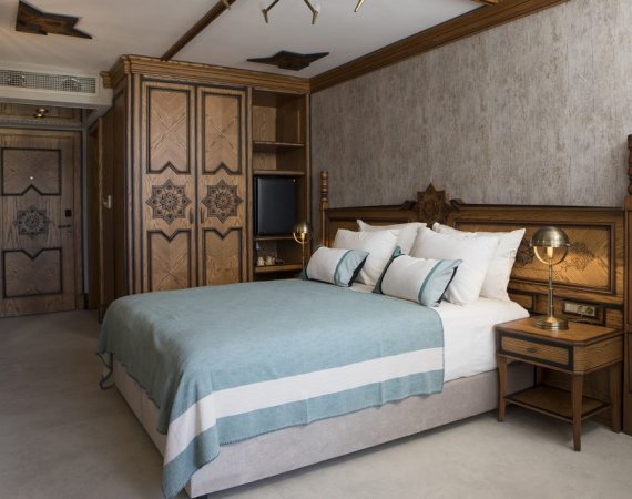 Geçişli aile odası